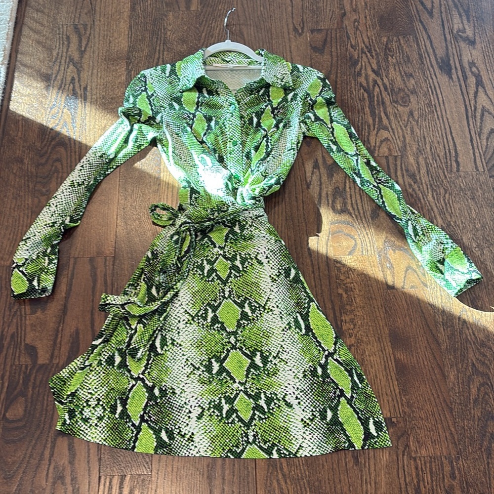 DIANE VON FURSTENBERG Green Printed Silk Wrap Dress Size 00 Like New - Picture 3 of 6